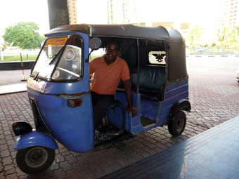 tuktuk ride to Grand Oriental Hotel