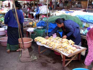 Dao Heuang Market (Talat Lak Song)