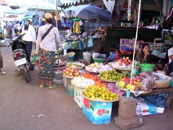 Dao Heuang Market (Talat Lak Song)