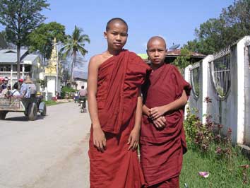 monks in Nyaung Shwe