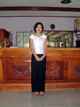 タンテニャゥンウーホテル(Thante Nyaung Oo Hotel)のフロントの女性