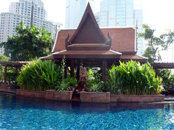 outdoor swimming pool of Plaza Athenee Bangkok
