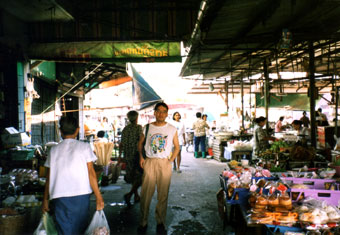 Wat Sai Floating Market