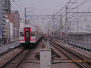桜木町駅を出発する電車