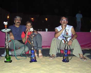 UAEのデザートサファリでシ－シャ（水たばこ）を吸う
